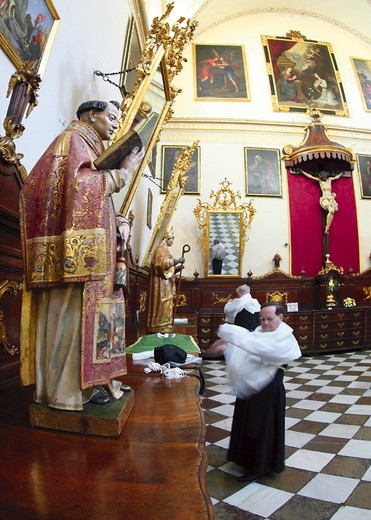 Zakrystia wypełniona jest dziełami sztuki