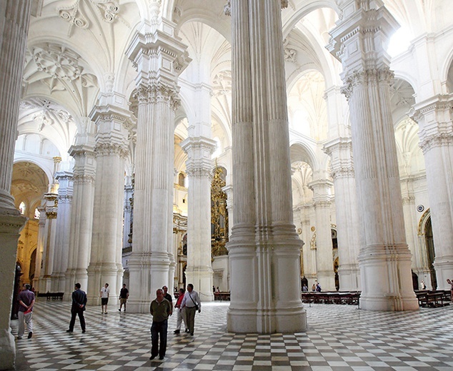 Pięciometrowej wysokości bazy filarów i podwójne kapitele pogłębiają wrażenie monumentalności wnętrza – tłumaczy ks. Antonio Muñoz Osorio