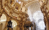 Biel i złoto dominują we wnętrzu największej renesansowej katedry w Hiszpanii 
