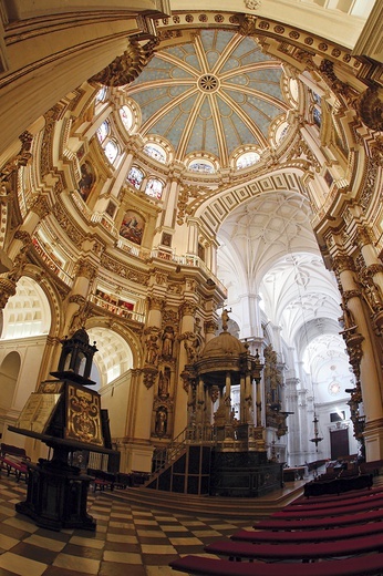 Biel i złoto dominują we wnętrzu największej renesansowej katedry w Hiszpanii 