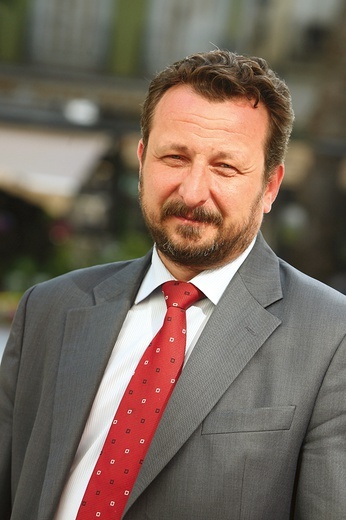 Artur Mrówczyński-Van Allen jest dyrektorem departamentu teologii słowiańskiej w Międzynarodowym Centrum Studiów Chrześcijańskiego Wschodu i wykładowcą. Jest Polakiem, pochodzi z Gdańska