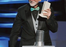 Martin Cooper, twórca pierwszego telefonu komórkowego, przypopmiał swój wynalazek przy okazji odbierania nagrody Webby Awards w Nowym Jorku 13 czerwca 2011 roku