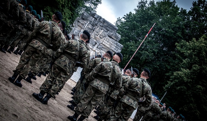 Żołnierze pod pomnikiem