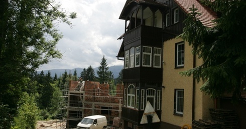 Bazą do rozbudowy był ośrodek Wyższego Seminarium Duchownego Diecezji Legnickiej