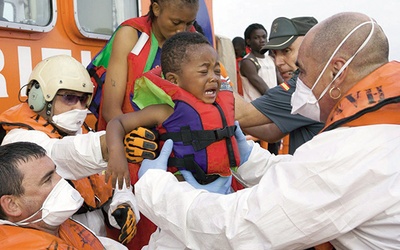  20.08.2012. Hiszpania. Hiszpański Czerwony Krzyż pomaga afrykańskim emigrantom, którzy dotarli do wybrzeży Hiszpanii. Na łodzi pontonowej, którą płynęli, znajdowały się 52 osoby. 