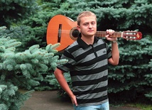  Krzysztof spędza czas wolny aktywnie: na górskich wędrówkach, pływaniu;  lubi także grać na gitarze