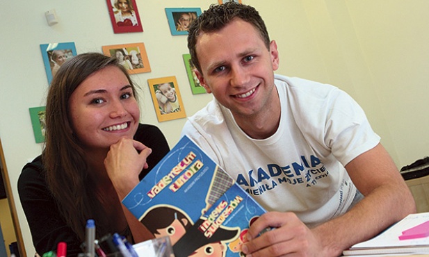 Barbara Downar i Jacek Mech pomagają dzieciom w „Akademii Przyszłości”