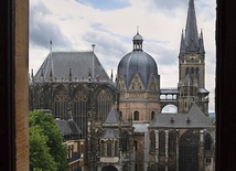 Widok na katedrę z ratusza w Akwizgranie stojącego w miejscu, gdzie znajdował się pałac Karola Wielkiego
