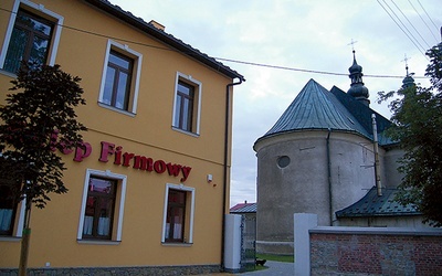 Sklep, utworzony w starej szkole na rynku w Czarnym Dunajcu, to najnowszy punkt sprzedaży alkoholu. Budzi spore kontrowersje wśród lokalnej społeczności
