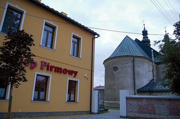 Sklep, utworzony w starej szkole na rynku w Czarnym Dunajcu, to najnowszy punkt sprzedaży alkoholu. Budzi spore kontrowersje wśród lokalnej społeczności