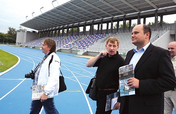  Dla prezydenta (pierwszy z prawej) ważne jest także to, że można tu będzie organizować obozy sportowe, bo stadion ma zaplecze hotelowe