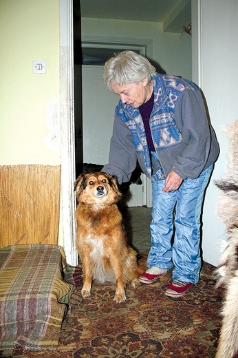  Pani Jola z psem Kaśką. Dziś suczka wygląda wspaniale, ale przed laty omal nie umarła z wycieńczenia na ulicy. Wokół codziennie kręciło się tylu ludzi, ale nikt nie zainteresował się jej losem