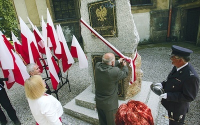 Na pomniku obok siebie widnieją tabliczki spod Lenino i Monte Cassino