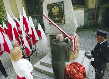 Na pomniku obok siebie widnieją tabliczki spod Lenino i Monte Cassino