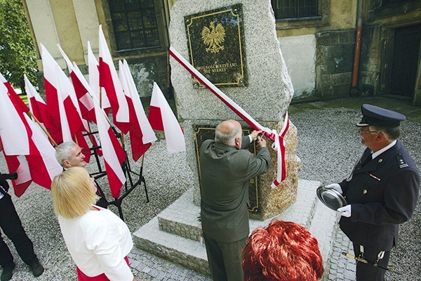 Na pomniku obok siebie widnieją tabliczki spod Lenino i Monte Cassino