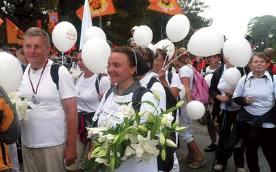 Częstochowa, 14 sierpnia. Pątnicy ŁPPM z balonami i kwiatami w ręku wchodzili przed tron  Pani Jasnogórskiej