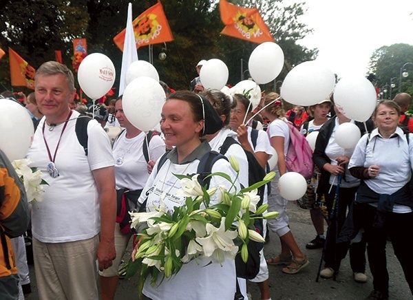 Częstochowa, 14 sierpnia. Pątnicy ŁPPM z balonami i kwiatami w ręku wchodzili przed tron  Pani Jasnogórskiej