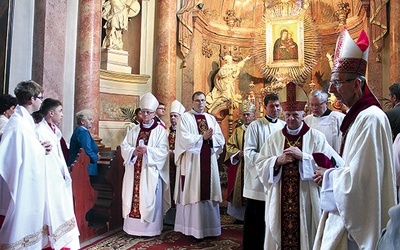 Kaplica Matki Bożej Pokornej. Modlitwie w Rudach przewodniczyli abp Wiktor Skworc oraz biskupi  Jan Kopiec, Jan Wieczorek, Paweł Stobrawa i Jan Bagiński