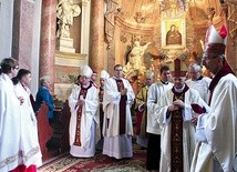 Kaplica Matki Bożej Pokornej. Modlitwie w Rudach przewodniczyli abp Wiktor Skworc oraz biskupi  Jan Kopiec, Jan Wieczorek, Paweł Stobrawa i Jan Bagiński