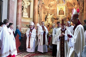 Kaplica Matki Bożej Pokornej. Modlitwie w Rudach przewodniczyli abp Wiktor Skworc oraz biskupi  Jan Kopiec, Jan Wieczorek, Paweł Stobrawa i Jan Bagiński