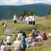 Msza św. w czasie pielgrzymki. Widoczne schody i obrys 