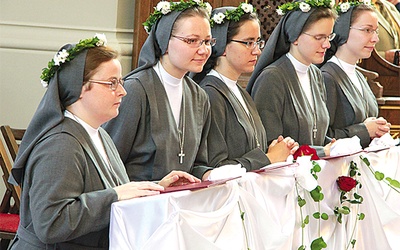  W rocznicowe obchody wpisały się również śluby pracujących  w parafii sióstr salezjanek