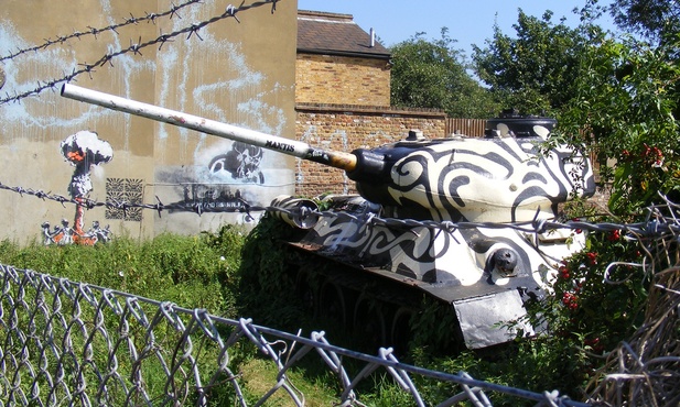 Libia:100 czołgów zwolenników Kadafiego