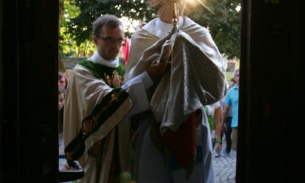 Jak w Krzeszowie, tak i w Legnickim Polu cały dzień można adorować wystawiony Najświętszy Sakrament