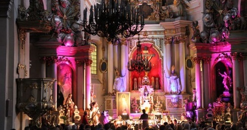 Muzycy z Filharmonii Łodzkiej przyciągnęli do pijarskiego kościoła tłum widzów