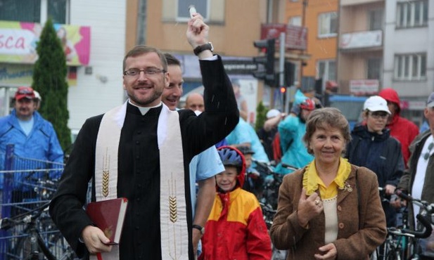 Ks. Mariusz Makowski z parafii św. Wawrzyńca w Sochaczewie nie szczędził uczestnikom rajdu wody święconej