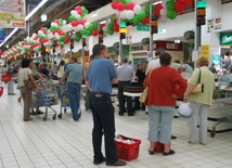 DGP: Kupujemy więcej, ale sklepów ubywa