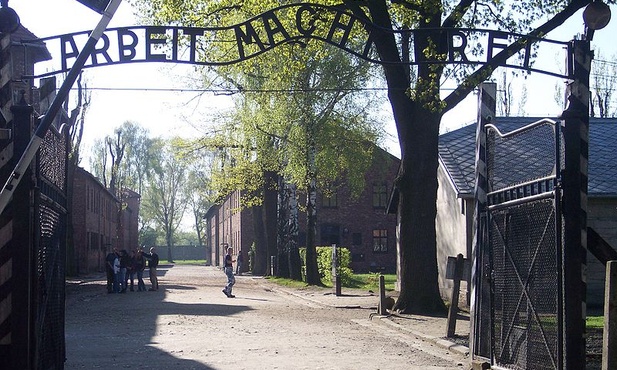 Auschwitz w reklamie firmy gazowej