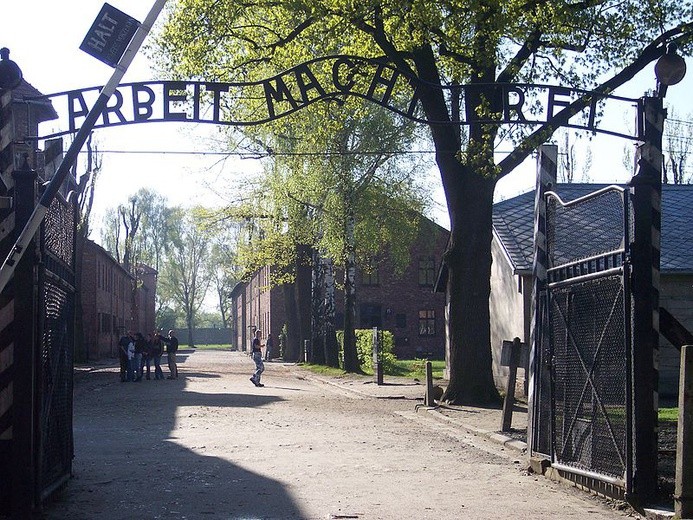 Auschwitz w reklamie firmy gazowej