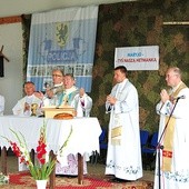 Arcybiskup odprawiał Mszę św. o błogosławieństwo  dla policjantów. Od 22 lat posługuje im ks. prał. Bogusław Głodowski (pierwszy z prawej)