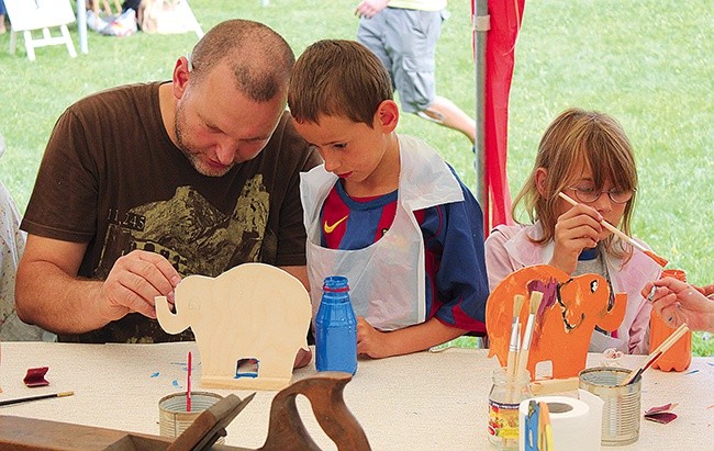 Samodzielnie wykonane drewniane zabawki to jeden ze sposobów na nudę i naukę czegoś nowego – przekonuje dzieci artterapeuta Jarosław Bakalarski
