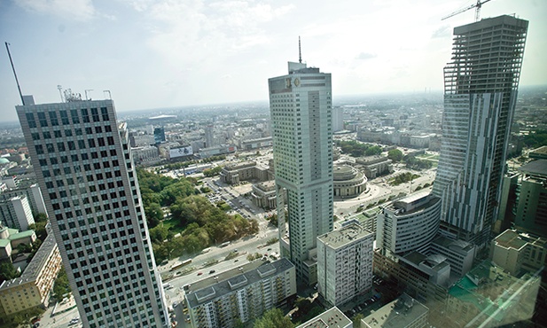 Warszawskie wieżowce.  Od lewej: Warsaw Financial Center, InterContinental Warsaw  i budujący się apartamentowiec Złota 44