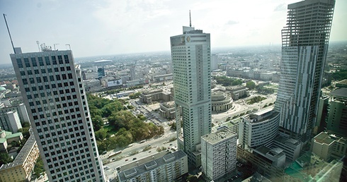 Warszawskie wieżowce.  Od lewej: Warsaw Financial Center, InterContinental Warsaw  i budujący się apartamentowiec Złota 44