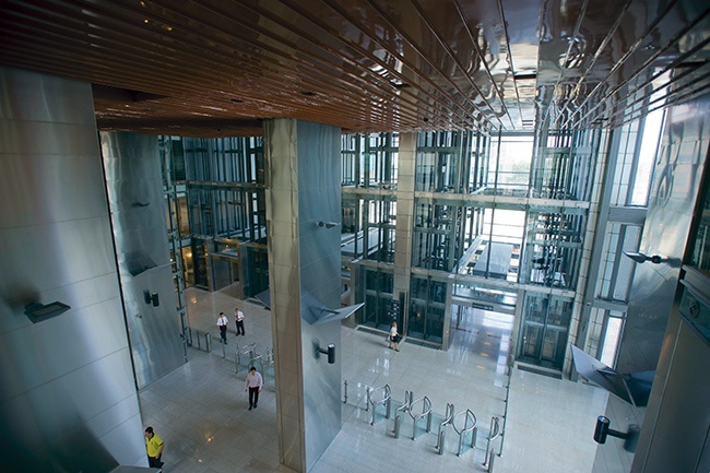 W biurowcu Rondo 1  kursuje  18 przeszklonych wind