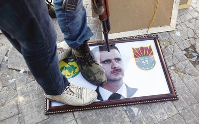  Syryjscy rebelianci  depczą portret  prezydenta Baszara Al-Assada
