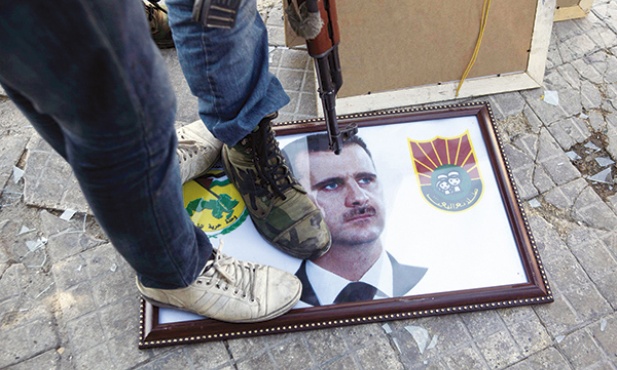  Syryjscy rebelianci  depczą portret  prezydenta Baszara Al-Assada