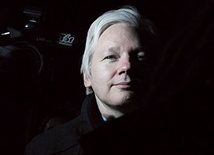 Assange miał coś z dziennikarza, gdy ujawniał nagrania żołnierzy strzelających do cywilów w Iraku lub gdy publikował dowody korupcji na szczytach władzy. Dziennikarstwo jednak kończyło się, gdy w obieg puszczał noty dyplomatyczne, których autorzy mieli prawo do dyskrecji.