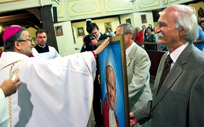  – Pan Ryszard Zawadzki z okazji jubileuszu namalował obrazy: św. Maksymiliana Marii Kolbego, św. s. Faustyny Kowalskiej, bł. ks. Jerzego Popiełuszki i obraz bł. Jana Pawła II 