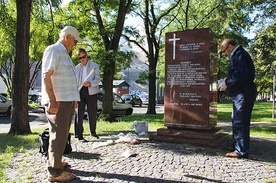 Władysław Galek (z lewej) i Roman Pająk podczas renowacji pomnika 