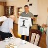 Wizyta piłkarzy u ks. Kośmidka była dowodem wielkiej wagi,  jaką zawodnicy przykładają do opieki duchowej