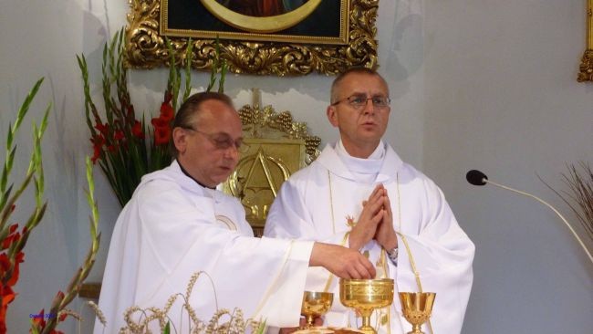 Proboszcz ks. Rajmund Rzepkowski i ks. płk Dariusz Kowalski