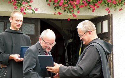 Medal otrzymał również burmistrz Głuchołaz, Edward Szupryczyński. Z prawej założyciel wspólnoty o. Ludwik Mycielski, z lewej o. Jakub Kaliński