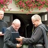 Medal otrzymał również burmistrz Głuchołaz, Edward Szupryczyński. Z prawej założyciel wspólnoty o. Ludwik Mycielski, z lewej o. Jakub Kaliński