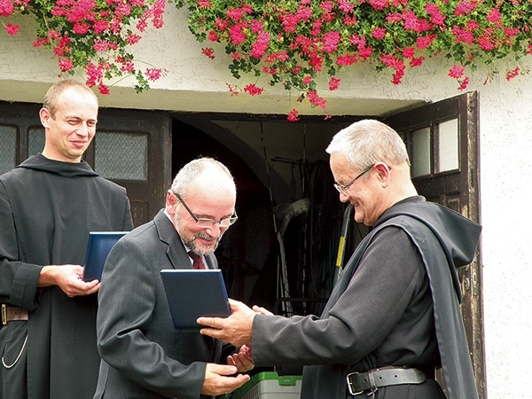 Medal otrzymał również burmistrz Głuchołaz, Edward Szupryczyński. Z prawej założyciel wspólnoty o. Ludwik Mycielski, z lewej o. Jakub Kaliński