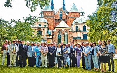 Uczestnicy konferencji na Ostrowie Tumskim