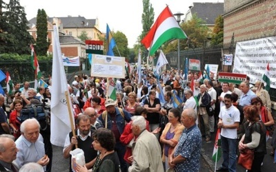 Ormianie palą węgierską flagę